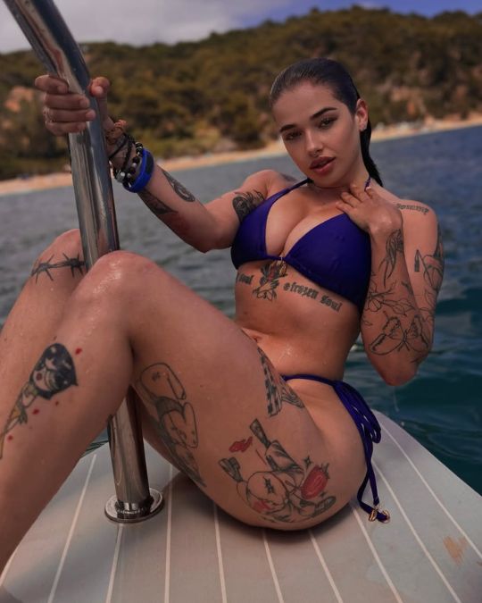 katy sancheski tatuaje pierna